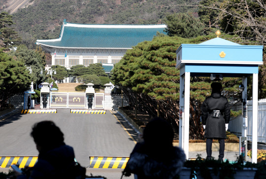 최후 결단 남은 청와대      (서울=연합뉴스) 백승렬 기자 = 야당이 탄핵안 의결 시기를 다음달 2일과 9일 중 2일 쪽 방향을 잡으면서 박근혜 대통령이 금명간 어떤 결단을 내릴지에 정치권의 관심이 온통 쏠려 있다. 29일 경복궁 신무문에서 바라본 청와대. 2016.11.29      srbaek@yna.co.kr  (끝)